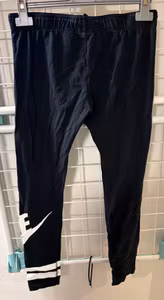 Nike Sportswear sorte leggings til børn – str. XL / 13-15 år