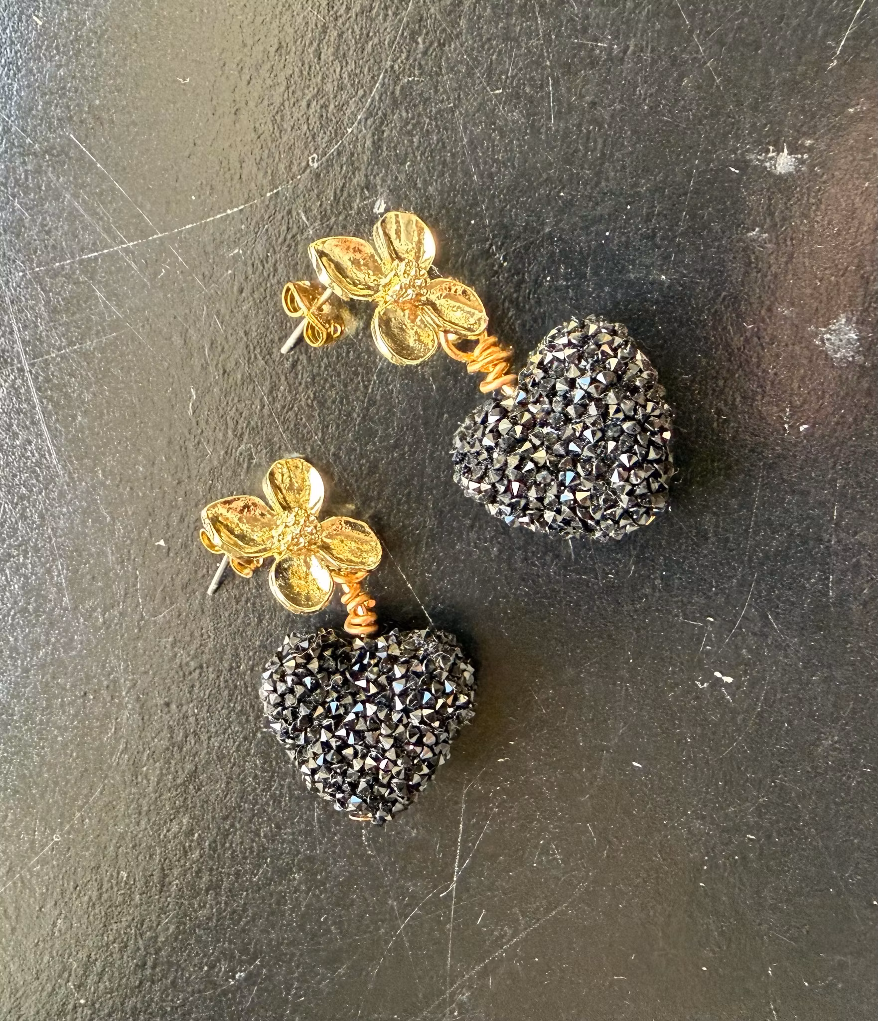 Øreringe – Guld Blomst & Sort Krystal Hjerte