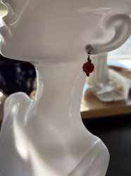 Røde perleørering med hvid Perleørestikker