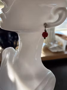 Røde perleørering med hvid Perleørestikker