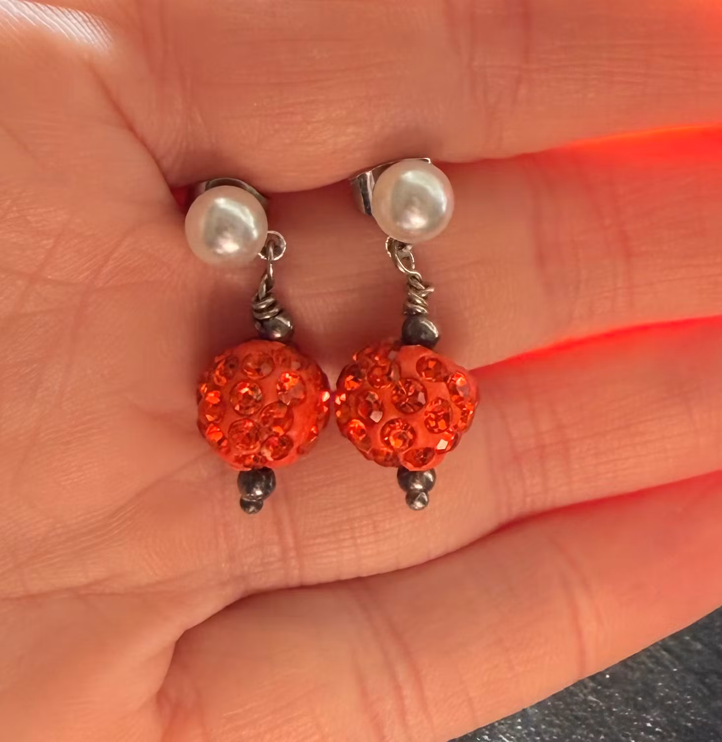 Røde perleørering med hvid Perleørestikker