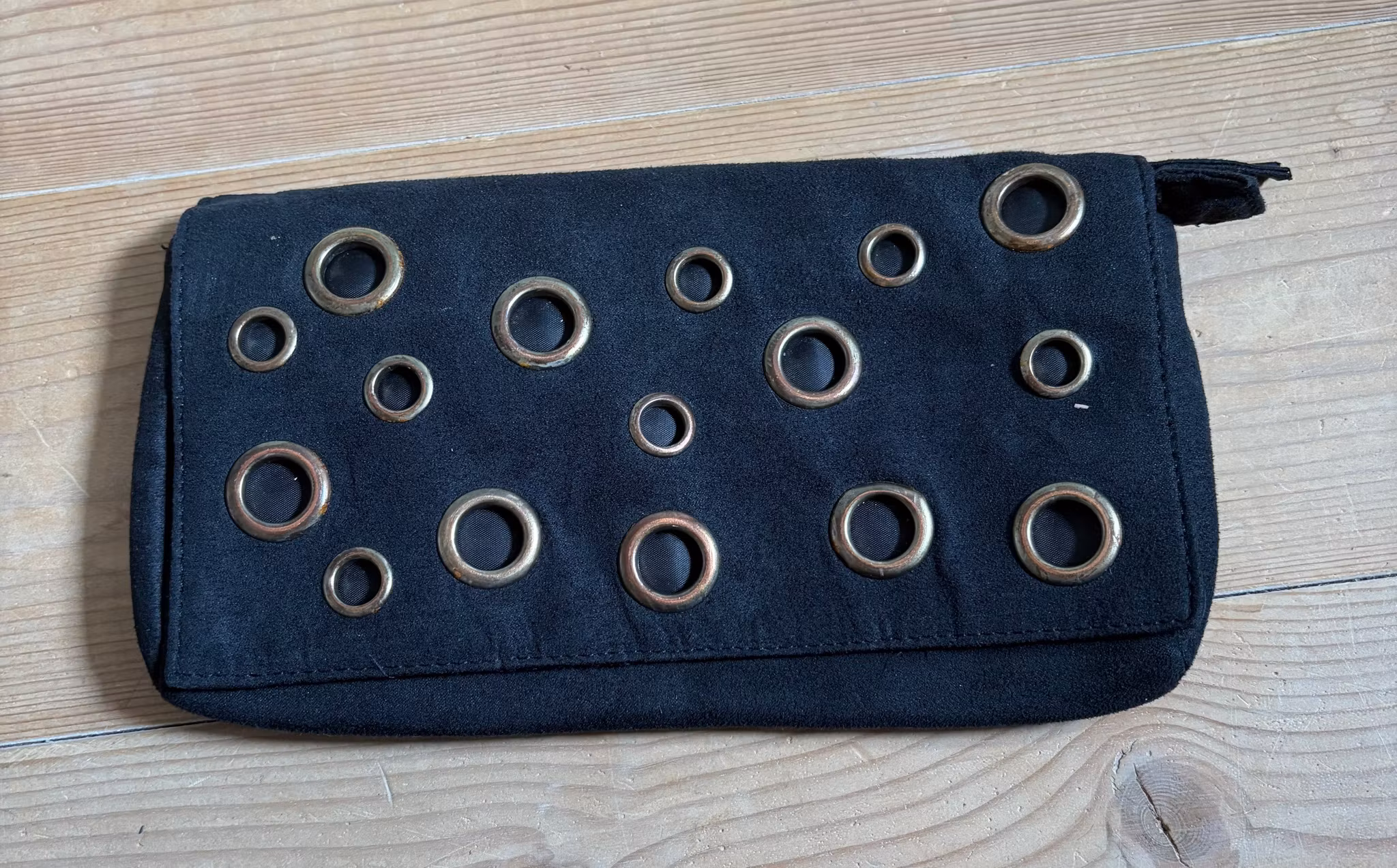 sort clutch / kosmetiktaske med metaløjer (Oriflame)