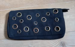 sort clutch / kosmetiktaske med metaløjer (Oriflame)
