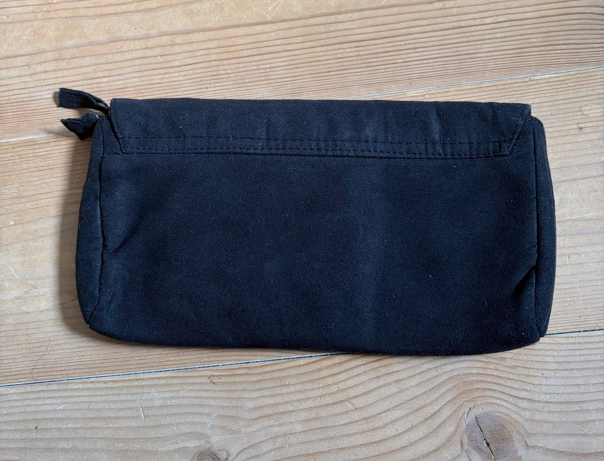 sort clutch / kosmetiktaske med metaløjer (Oriflame)