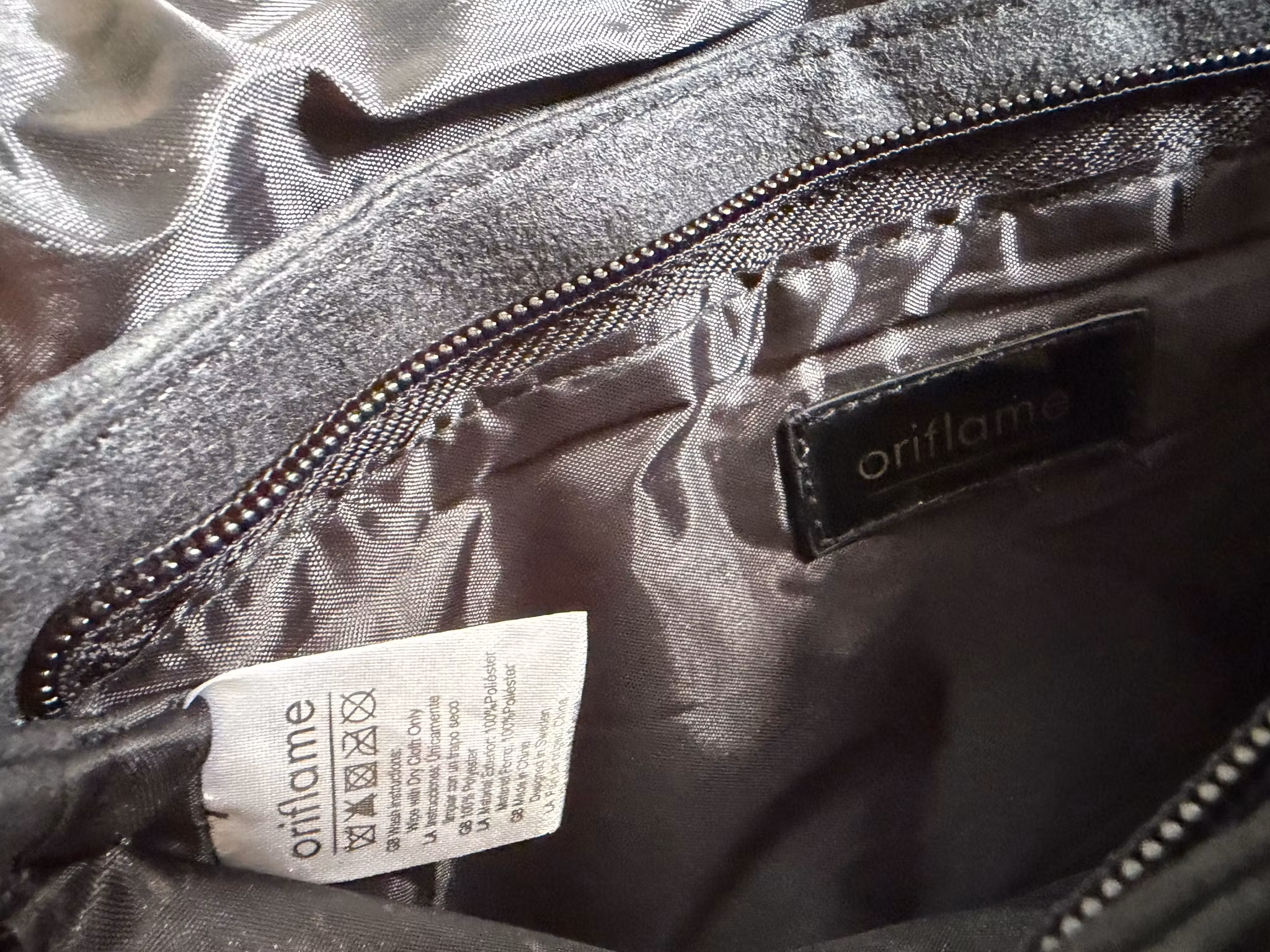 sort clutch / kosmetiktaske med metaløjer (Oriflame)