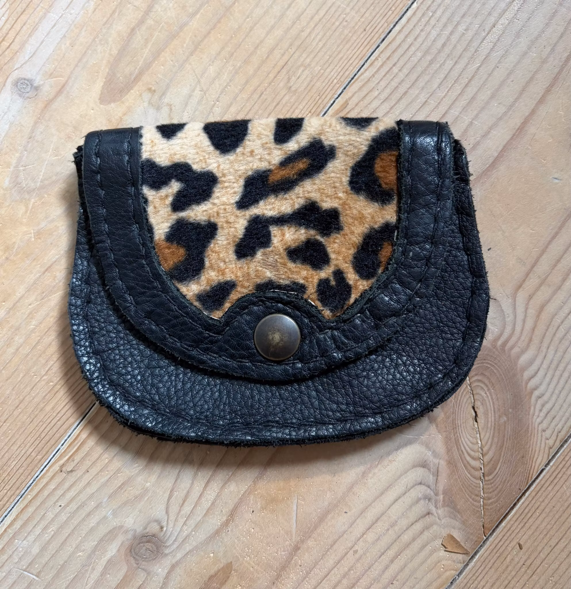 Super fin mini-læderpung med leopardprint og pels