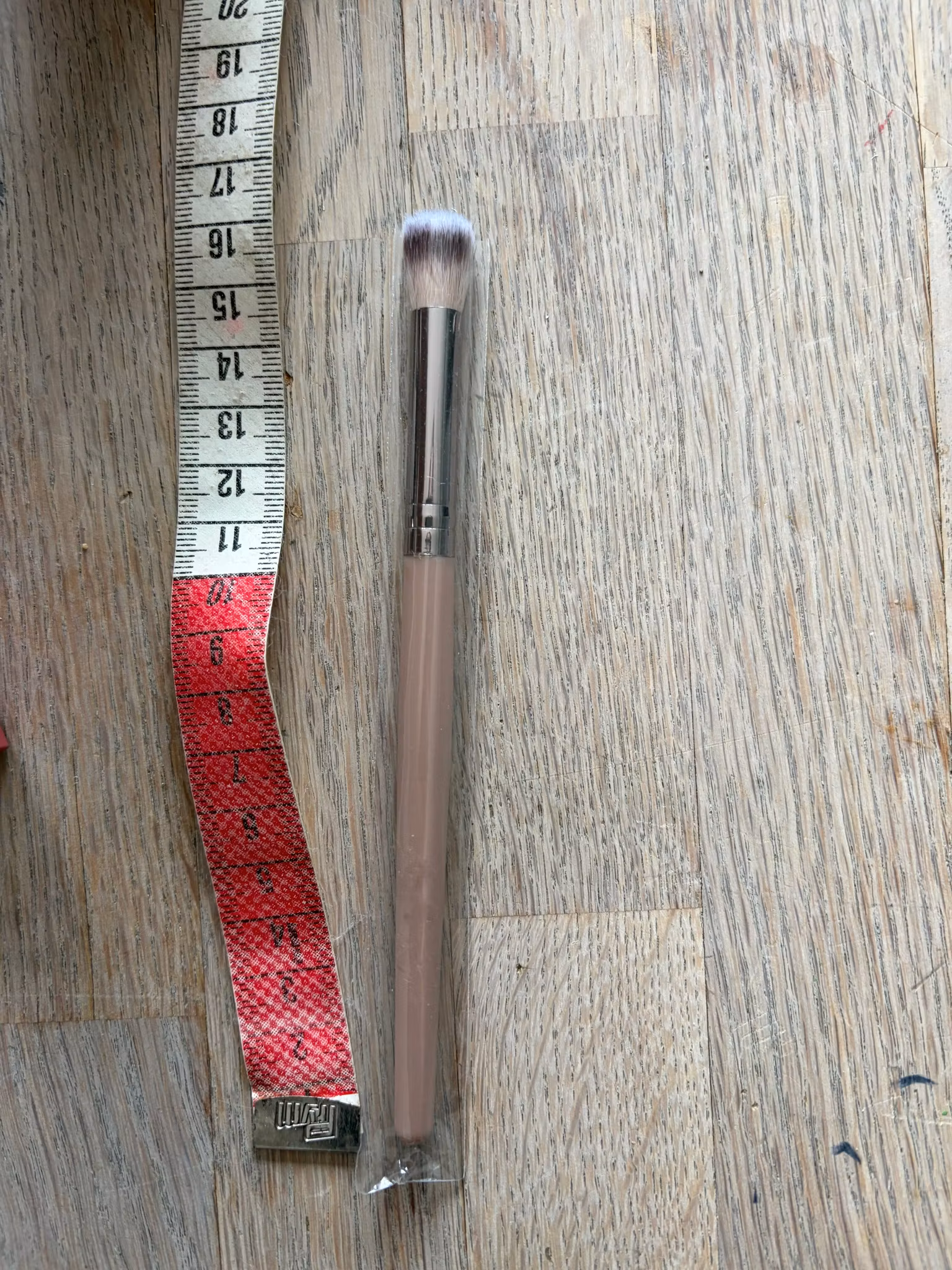 Blød og præcis makeupbørste til øjenskygge og concealer (16,5 cm)