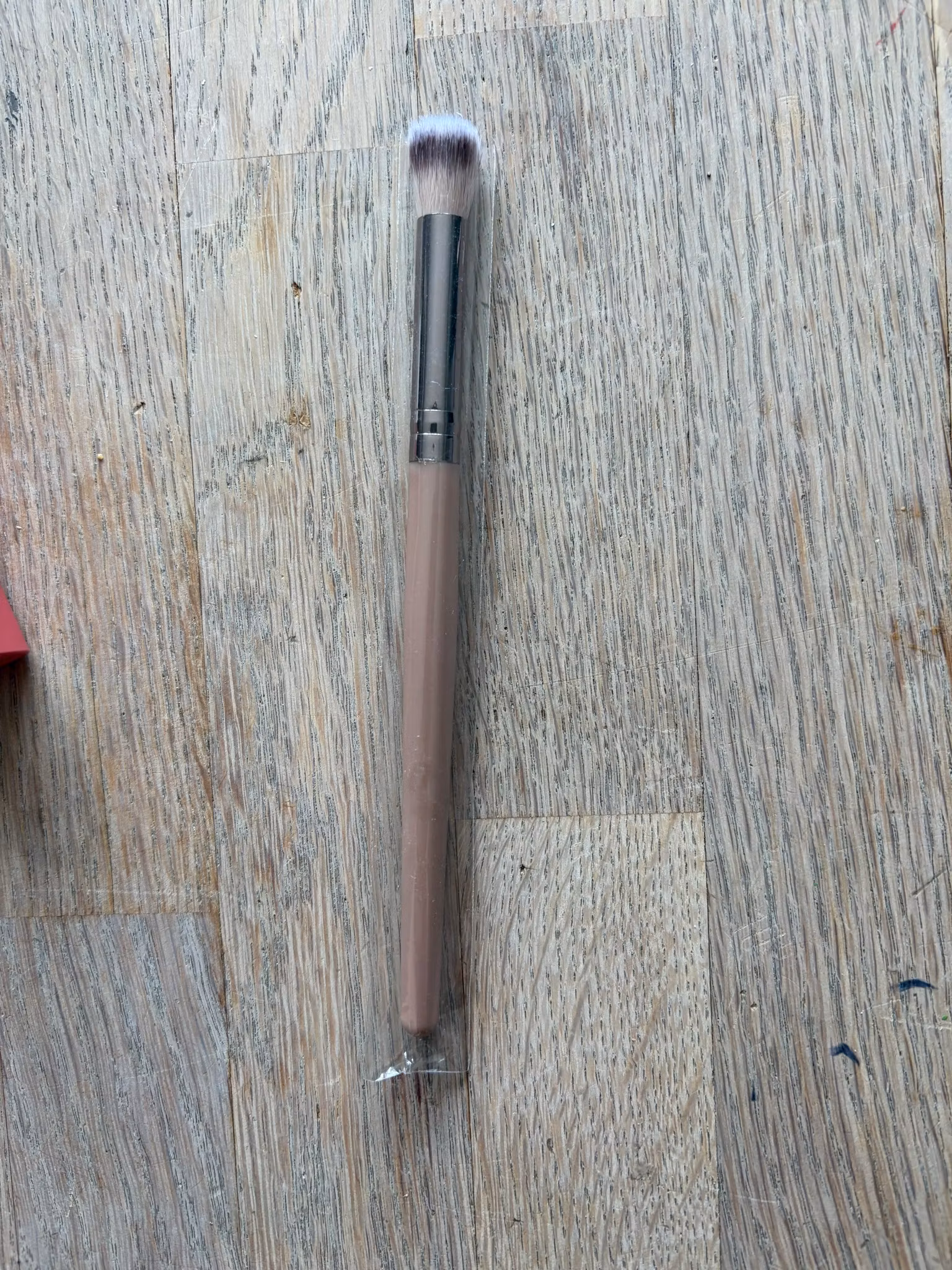 Blød og præcis makeupbørste til øjenskygge og concealer (16,5 cm)