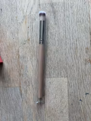 Blød og præcis makeupbørste til øjenskygge og concealer (16,5 cm)