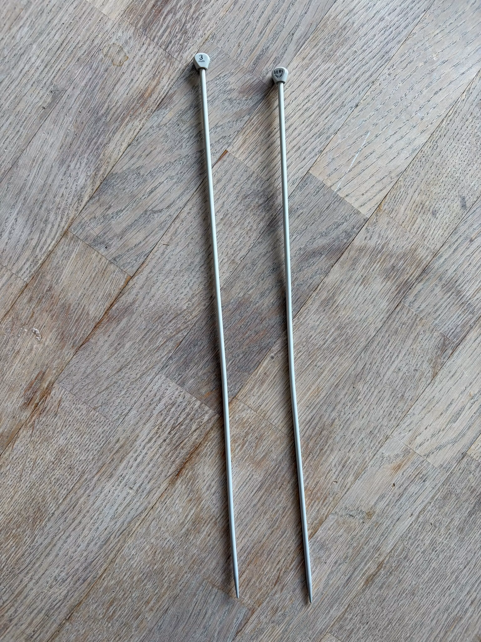 Aero England strikkepinde i størrelse 3 mm.
