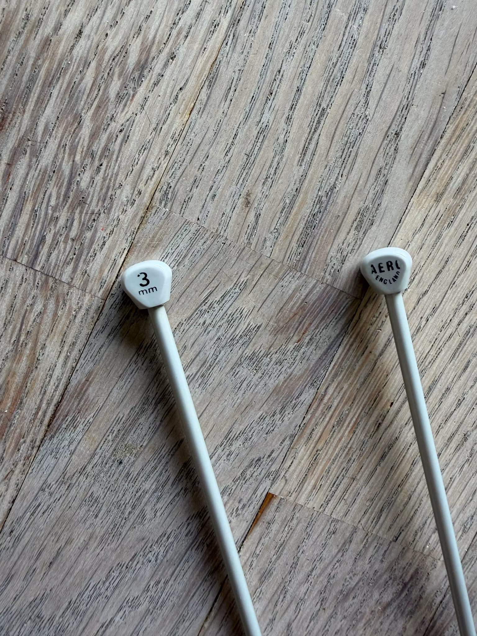Aero England strikkepinde i størrelse 3 mm.