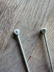 Aero England strikkepinde i størrelse 3 mm.