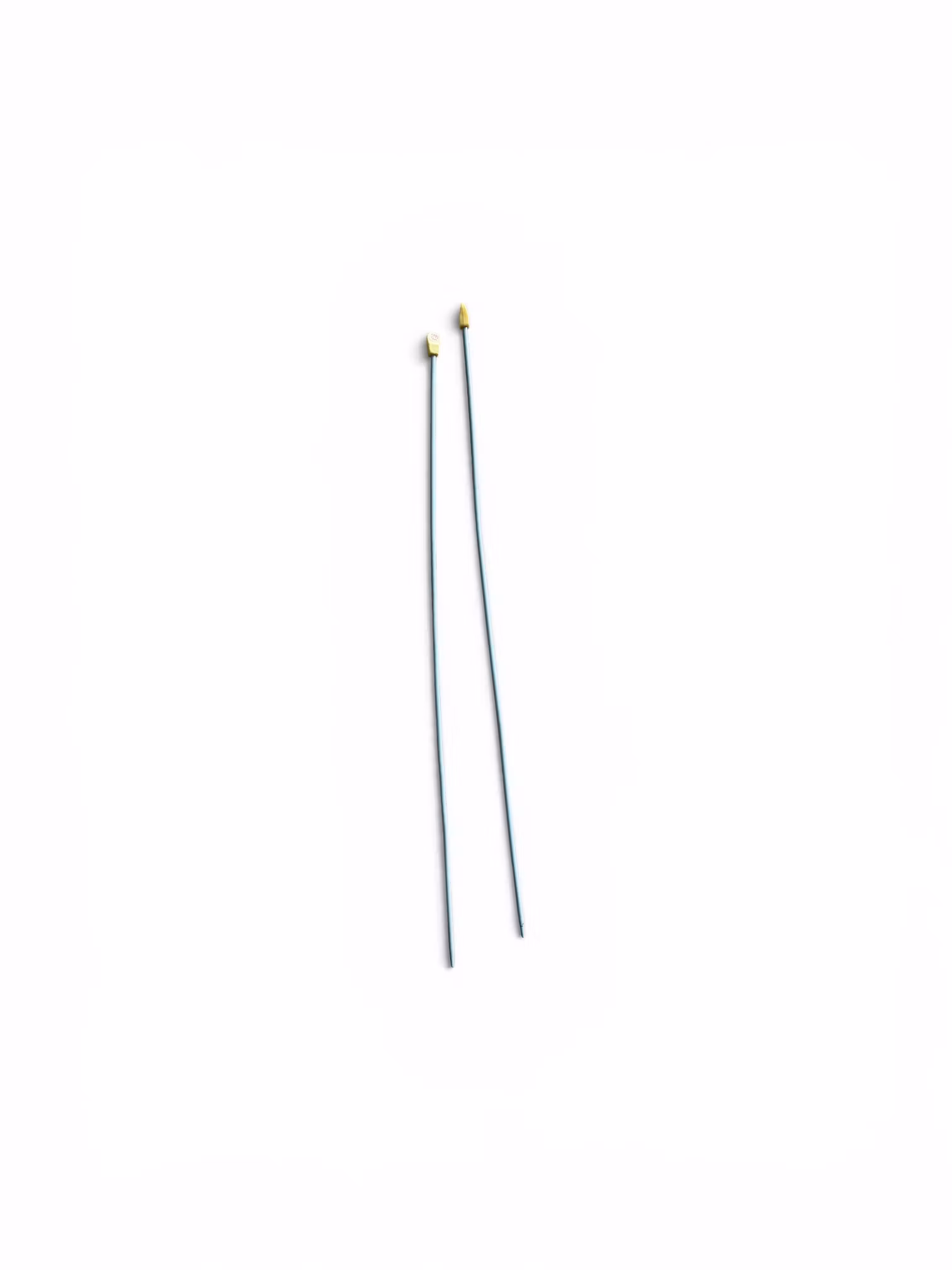 2 1/2 mm jumperstrikkepinde i metal med gule plastikstoppere