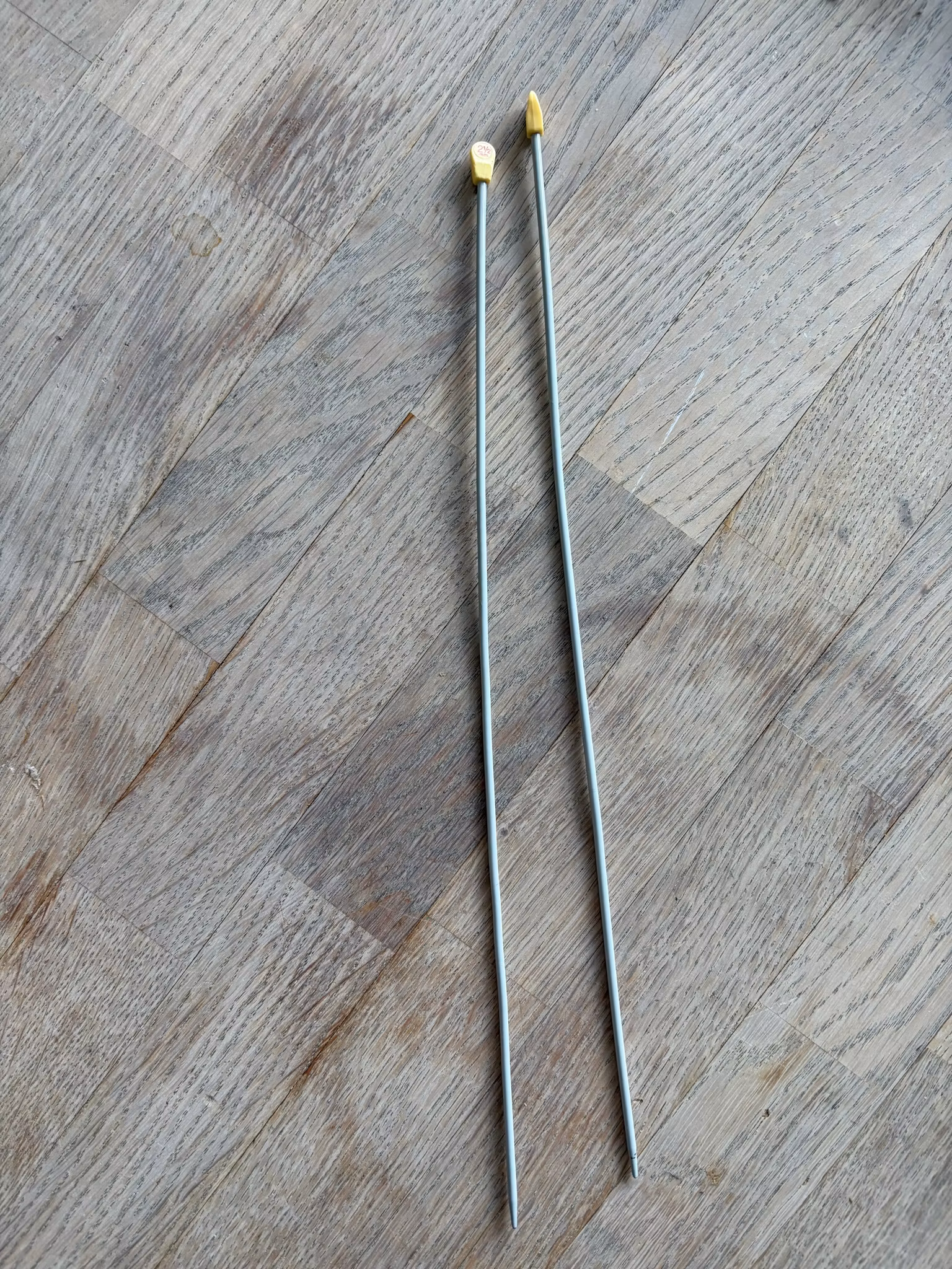 2 1/2 mm jumperstrikkepinde i metal med gule plastikstoppere