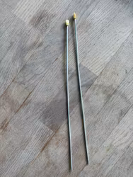 2 1/2 mm jumperstrikkepinde i metal med gule plastikstoppere