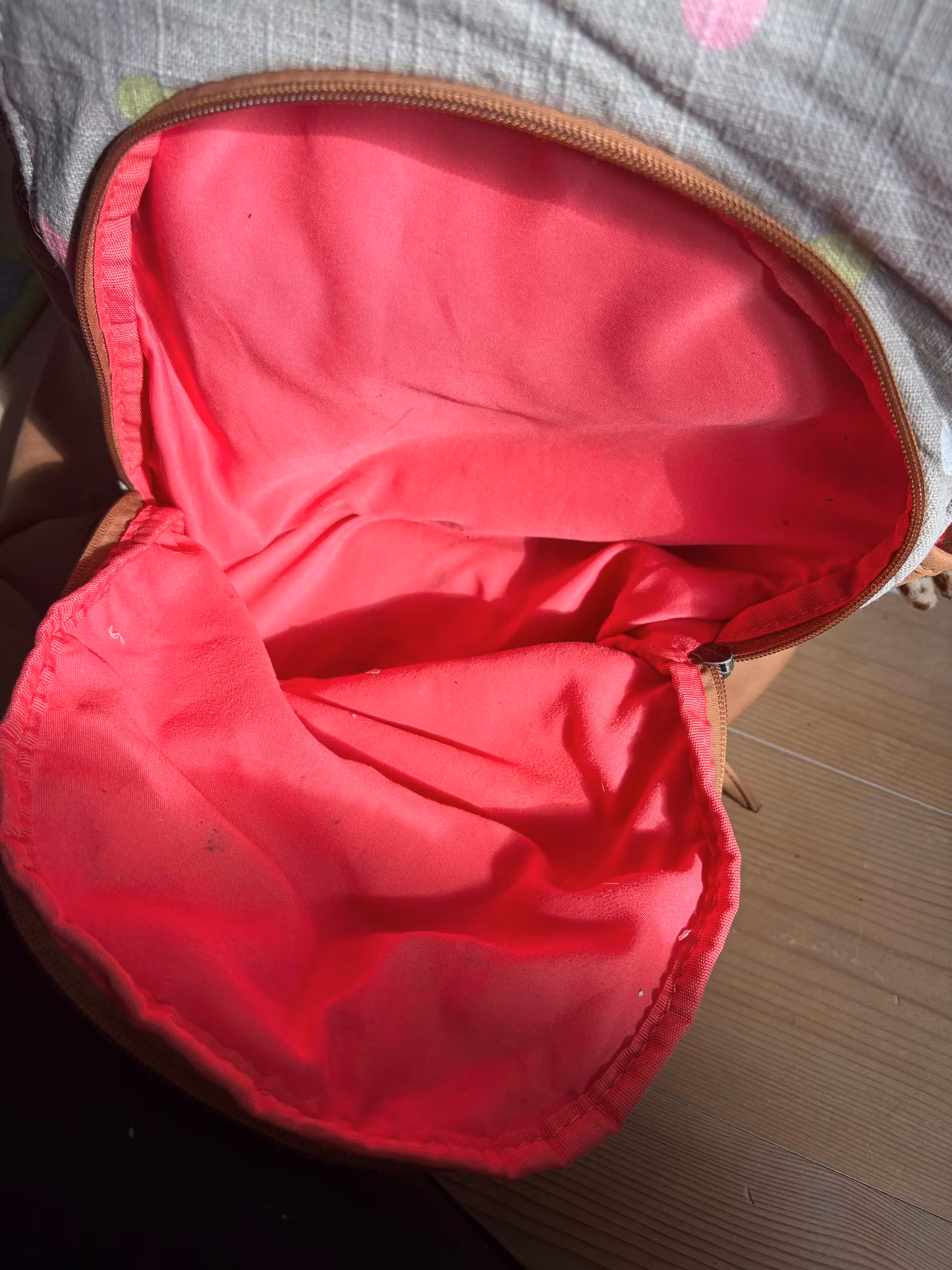 Prikkedrøm – Rummelig rygsæk med charmerende detaljer 🎒🌸