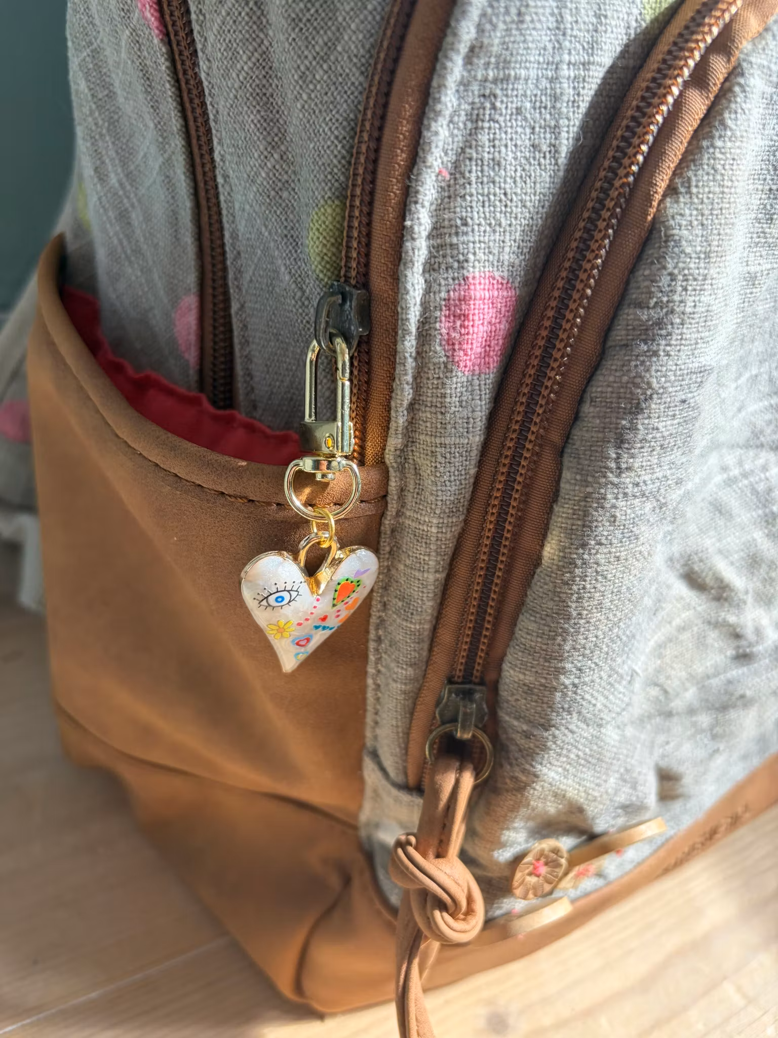 Prikkedrøm – Rummelig rygsæk med charmerende detaljer 🎒🌸
