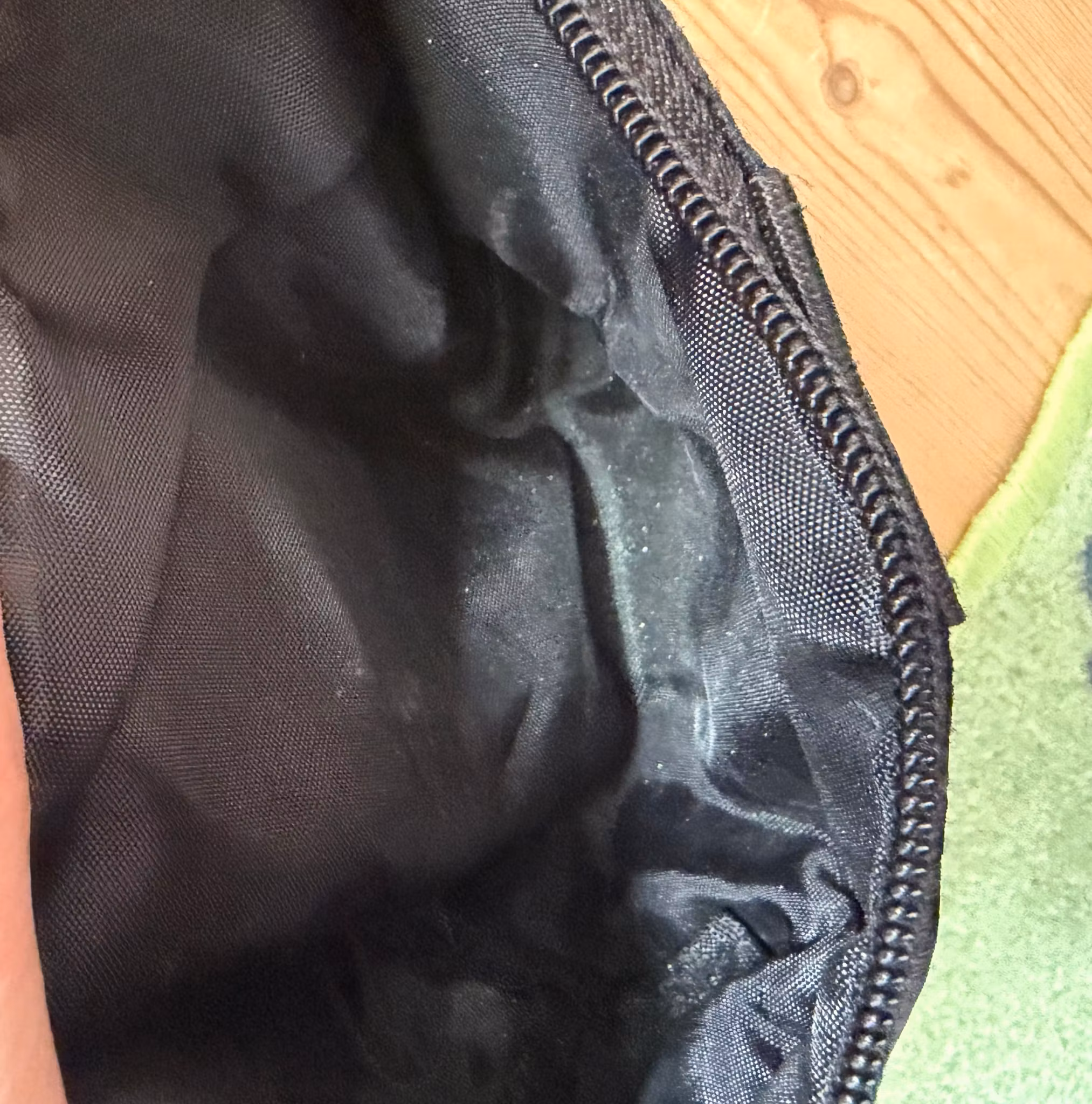 Sort Toilettaske med Logo-Mønster – Praktisk Opbevaring til Rejse og Hverdag