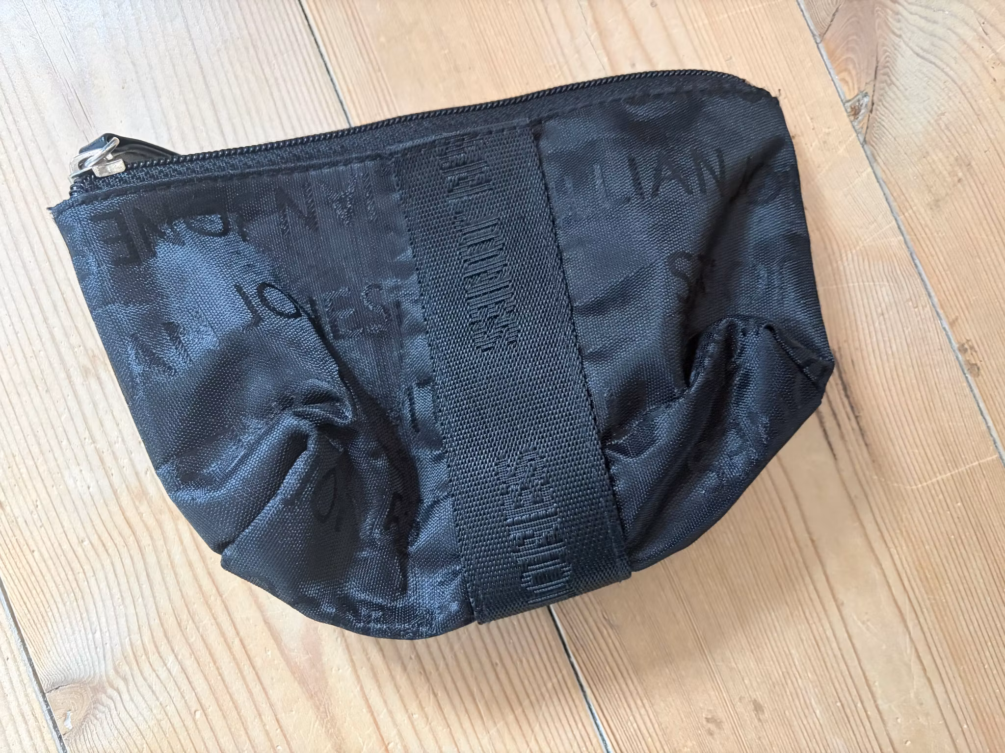 Sort Toilettaske med Logo-Mønster – Praktisk Opbevaring til Rejse og Hverdag