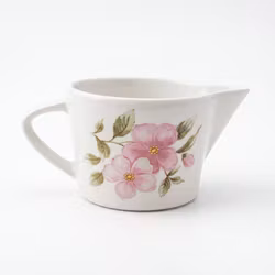Rosa blomster på kaffebordet – vintage flødekande