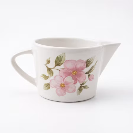 Rosa blomster på kaffebordet – vintage flødekande