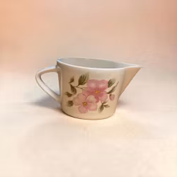 Rosa blomster på kaffebordet – vintage flødekande