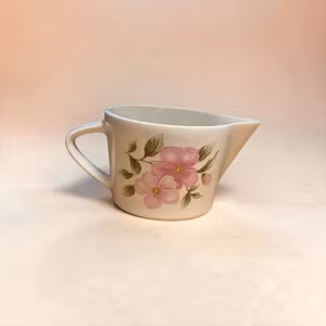 Rosa blomster på kaffebordet – vintage flødekande