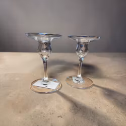 Holmegaard lysestager i klart glas – et elegant par