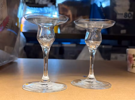 Holmegaard lysestager i klart glas – et elegant par