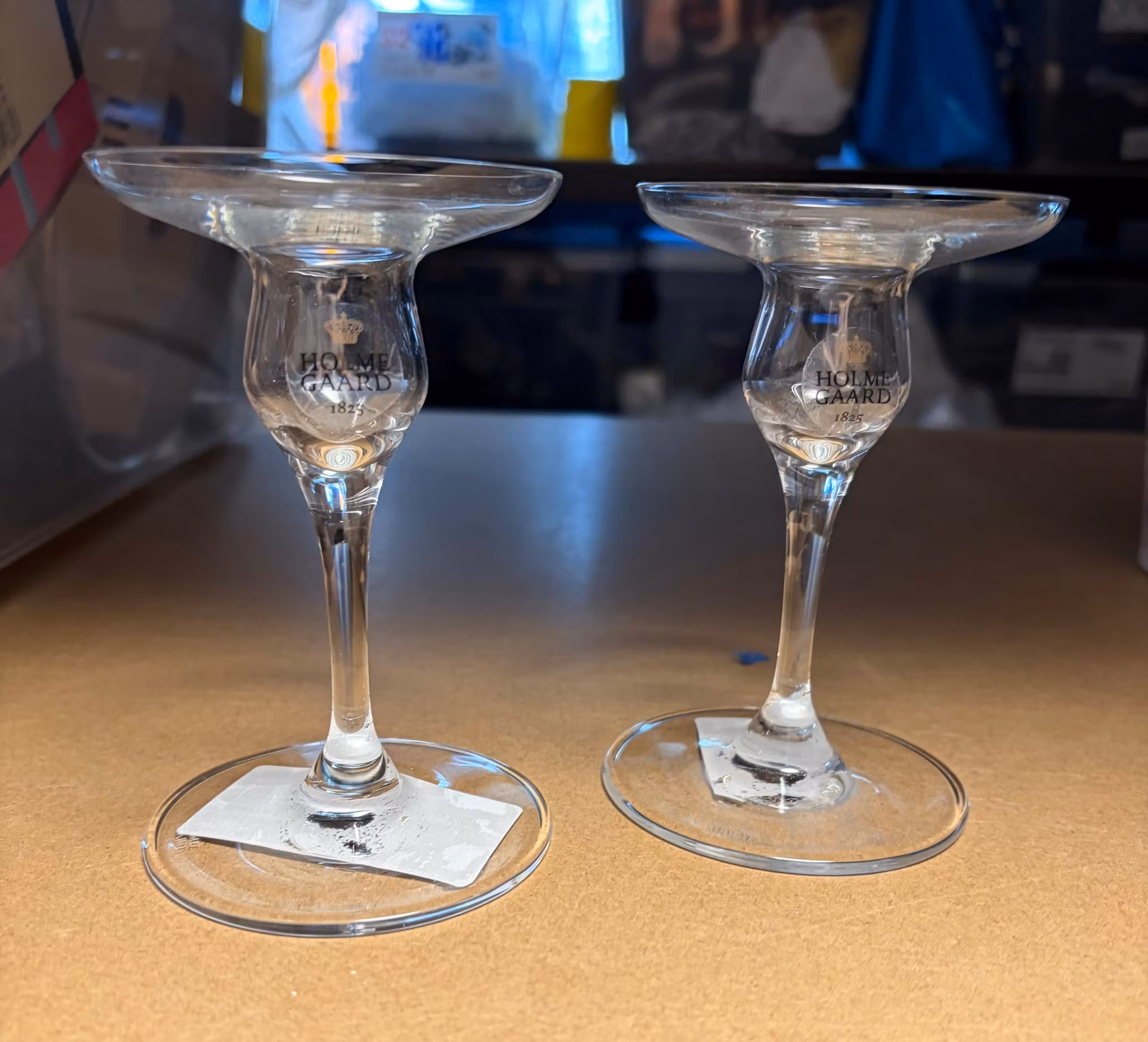 Holmegaard lysestager i klart glas – et elegant par