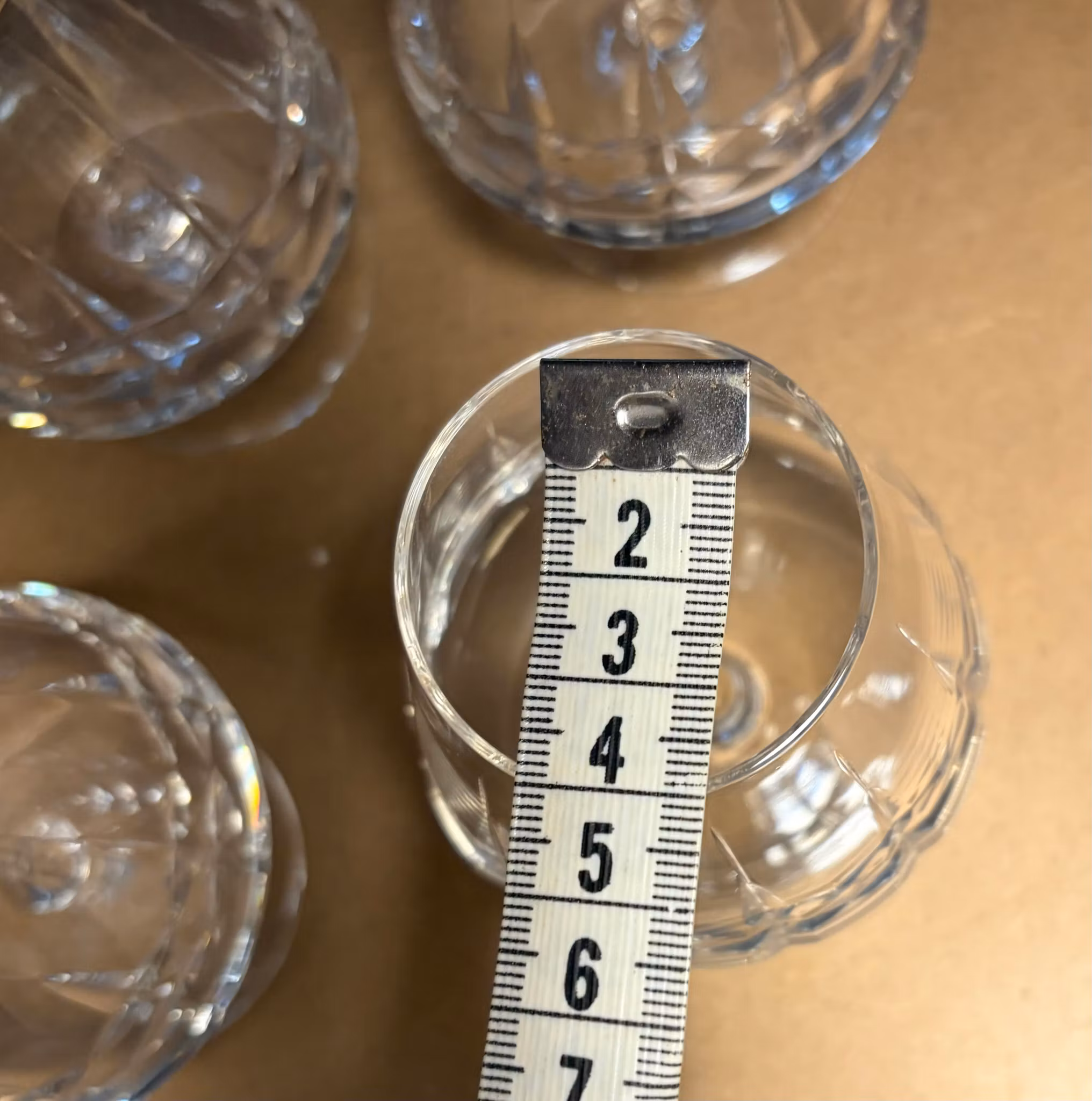 Detaljebillede af slebet mønster på små glas