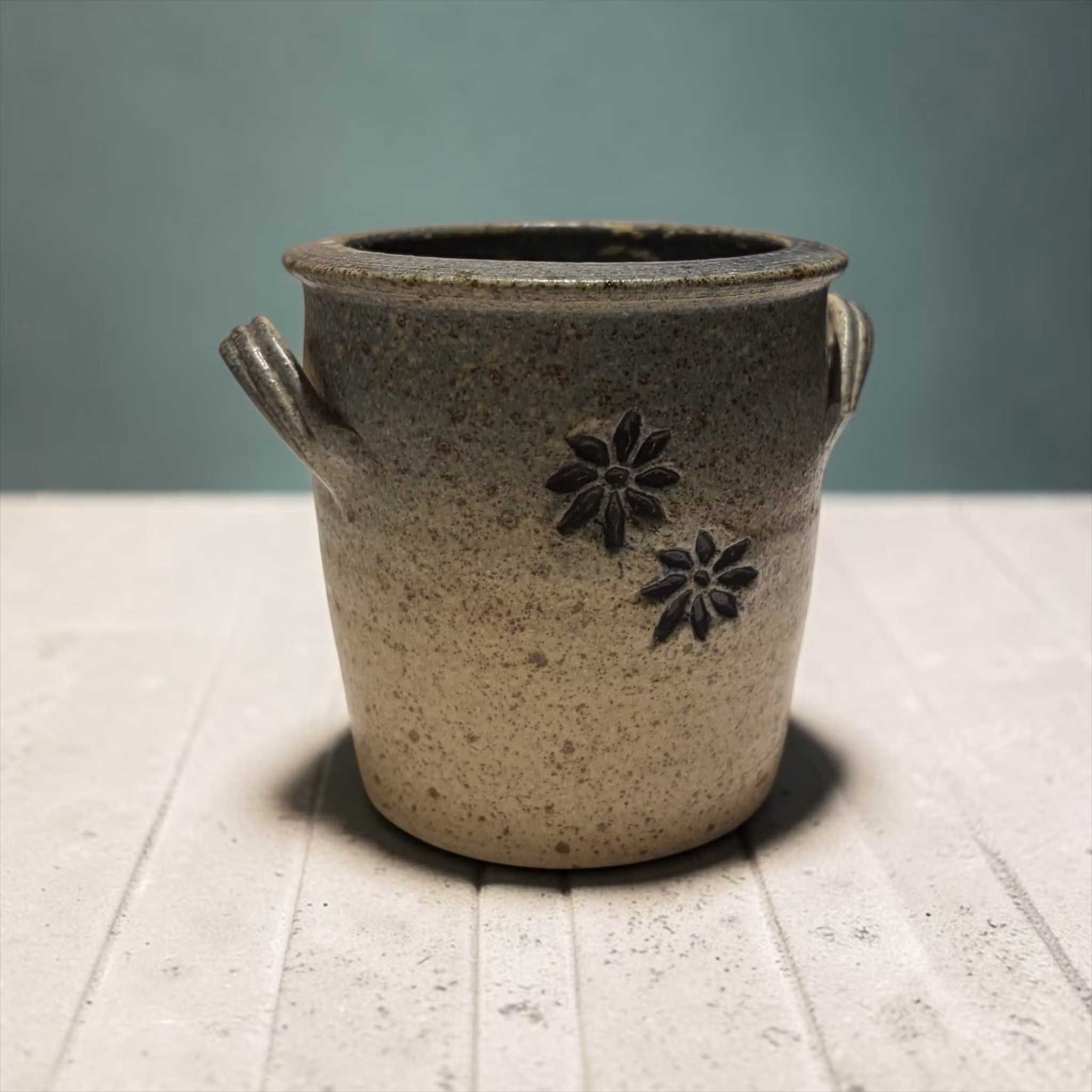 Lille keramikkrukke med blomster – rustik charme i mini-format