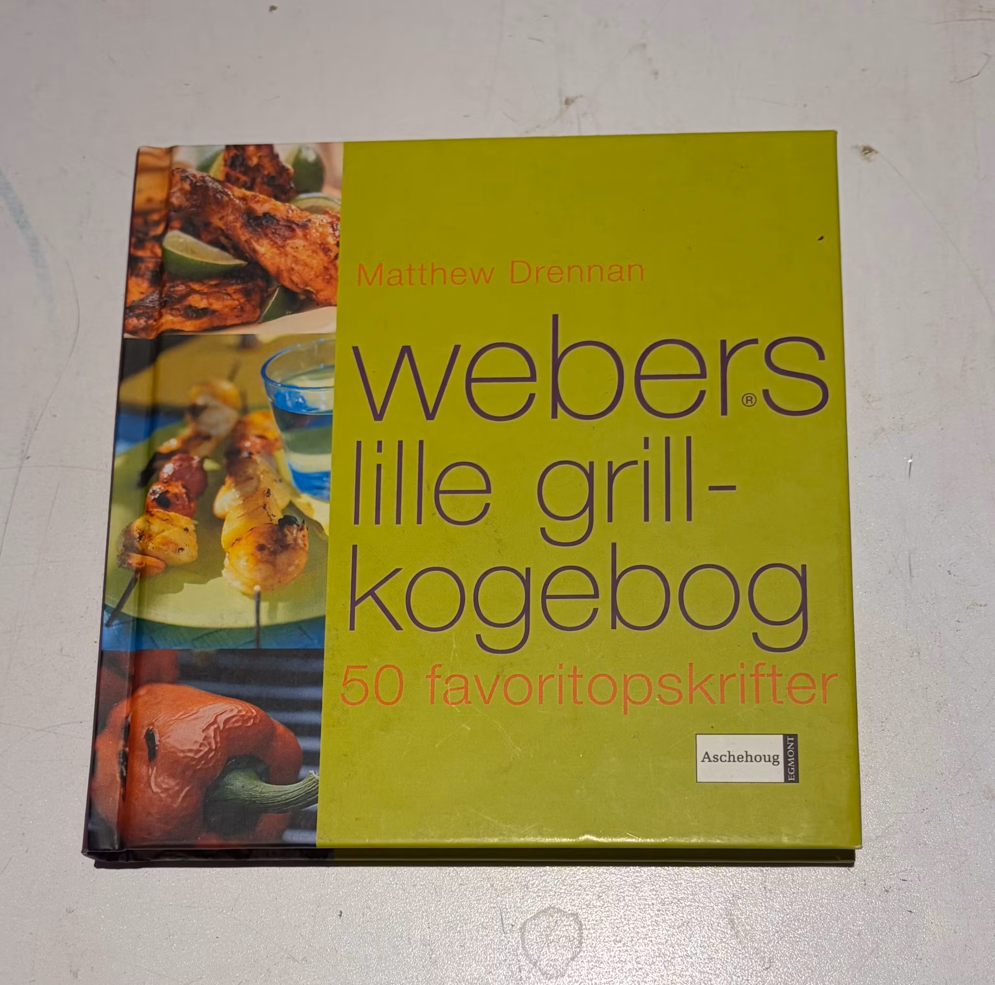Bagside af Webers lille grillkogebog med beskrivelse og ISBN