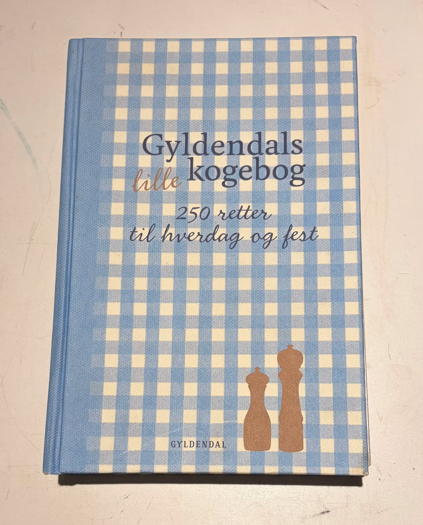 Gyldendals lille kogebog – 250 retter til hverdag og fest