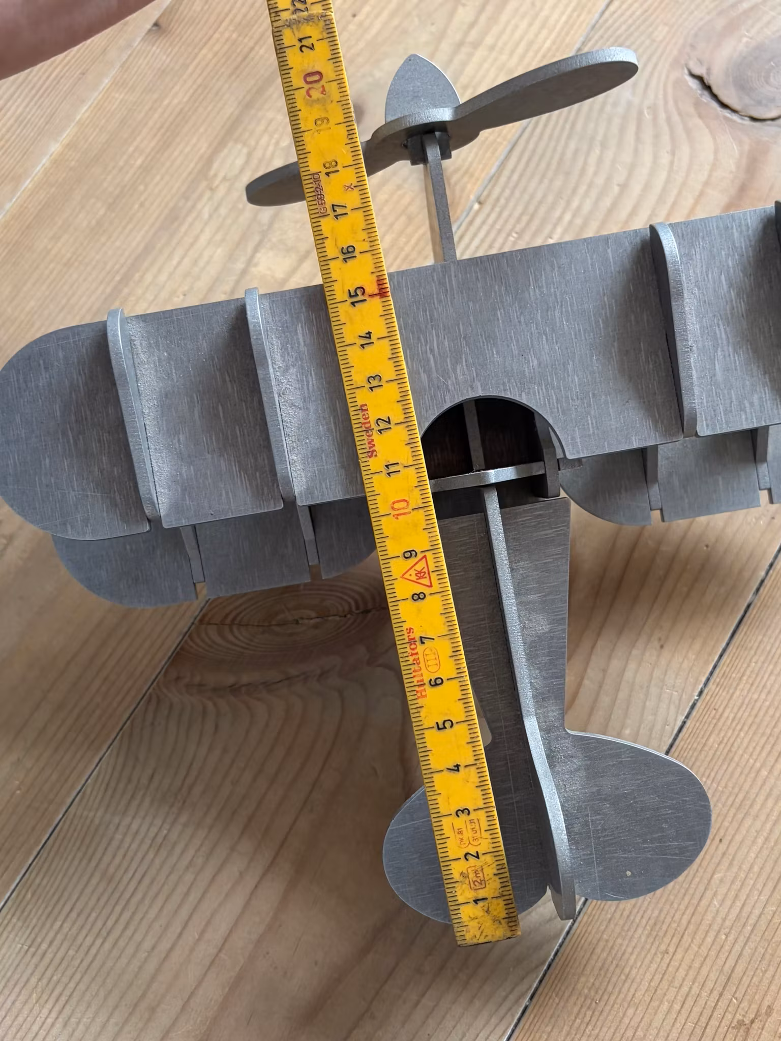 Håndlavet flyvemaskine i gråt metal