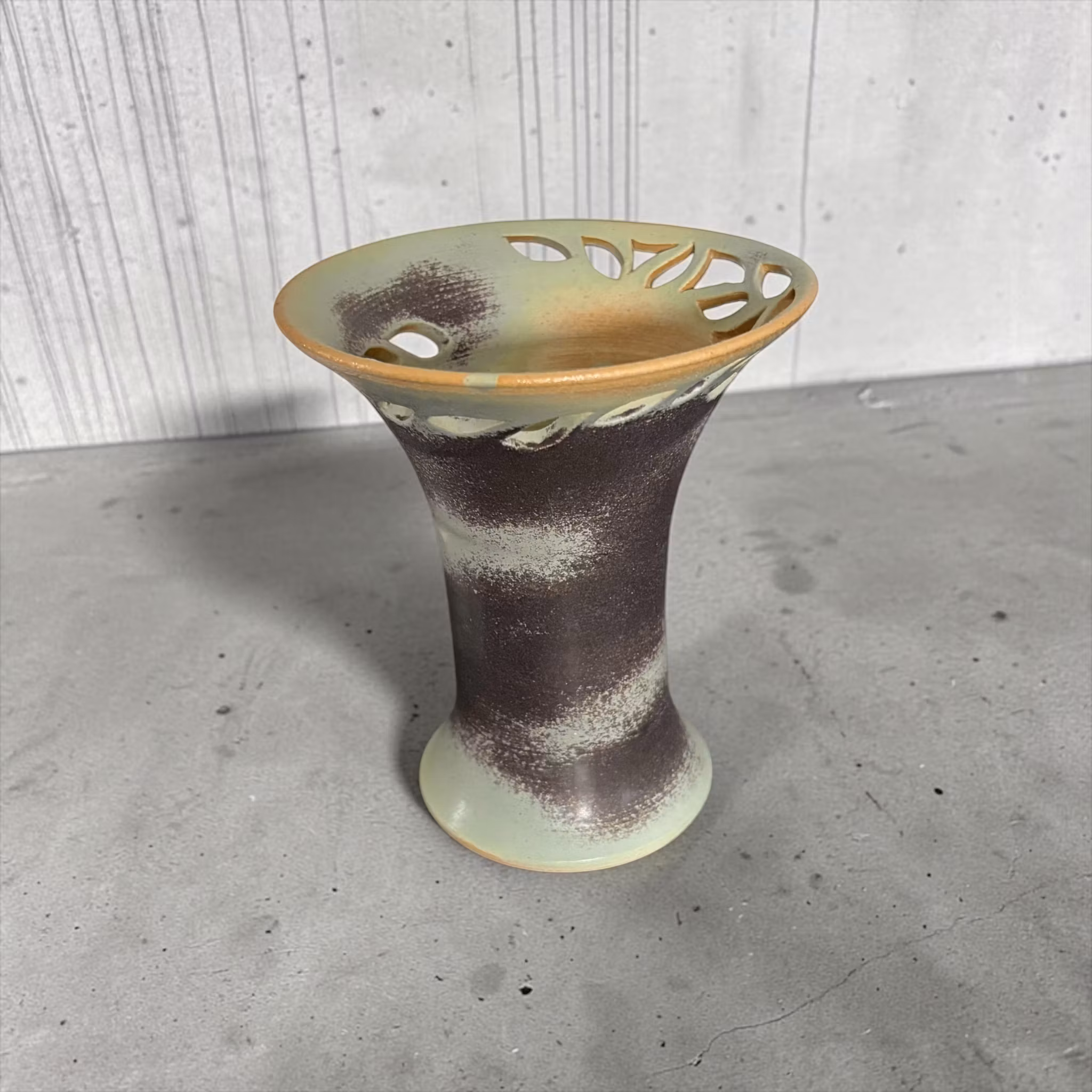 Keramikvase cirka 12 cm høj målt med målebånd