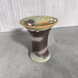 Signeret Bornholm-keramikvase med gennembrudt kant – 12 cm