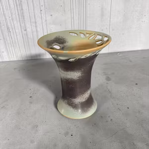 Signeret Bornholm-keramikvase med gennembrudt kant – 12 cm