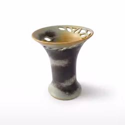 Signeret Bornholm-keramikvase med gennembrudt kant – 12 cm