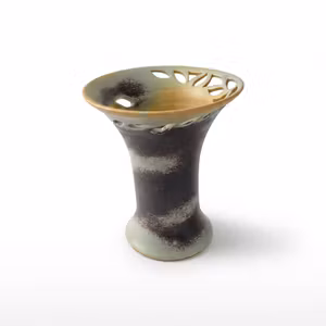 Signeret Bornholm-keramikvase med gennembrudt kant – 12 cm