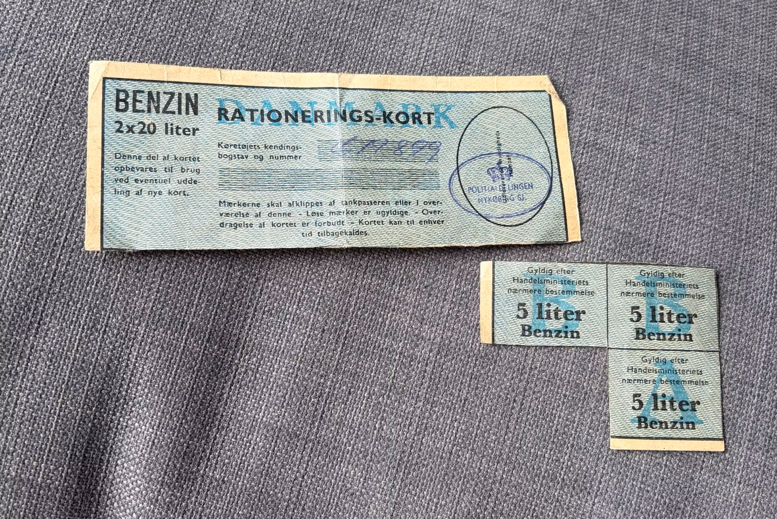 Dansk benzinrationeringskort med 3 mærker – 1956-57