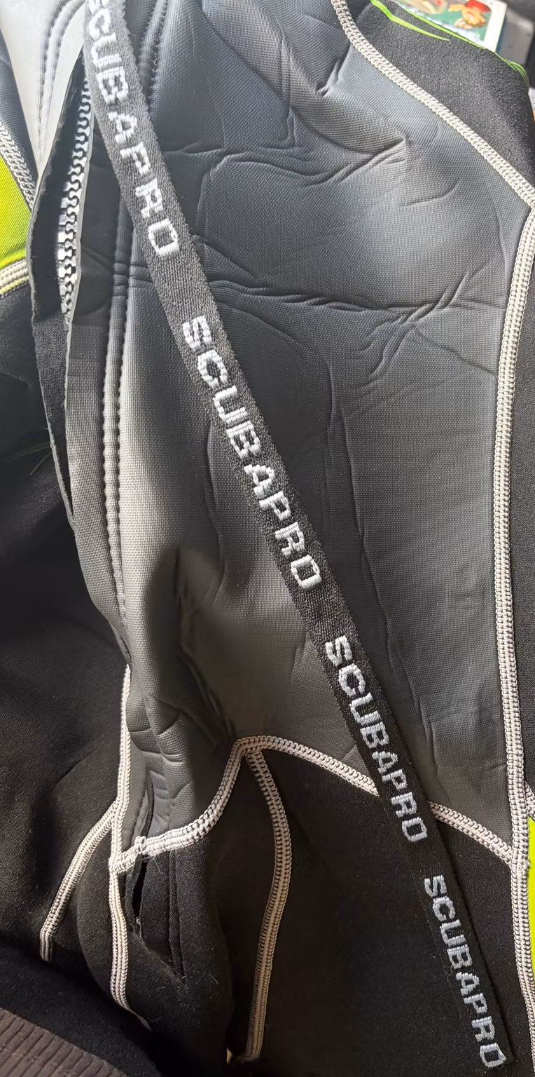 Nærbillede af ryglynlås på Scubapro Rebel Shorty