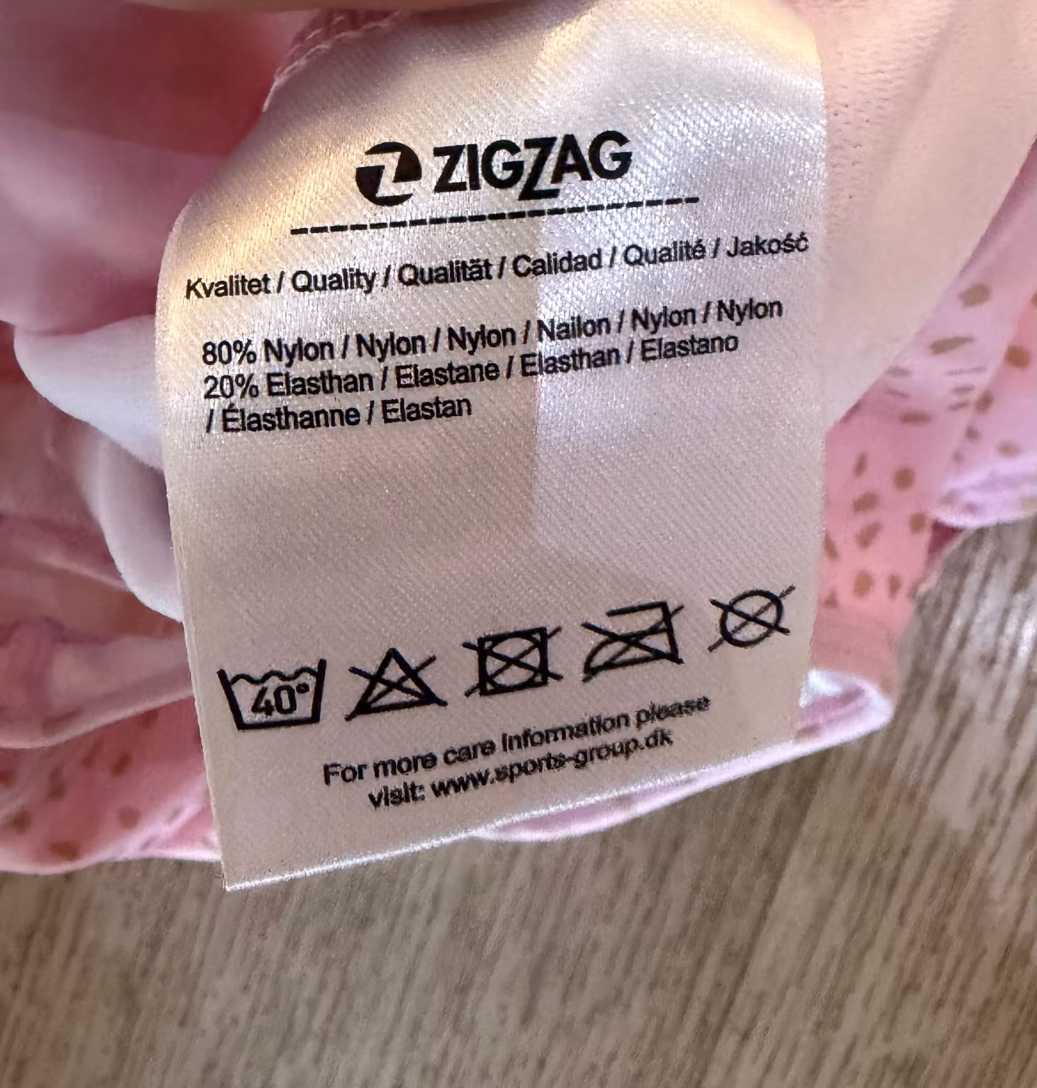 ZigZag badedragt, materialemærke med 80 % nylon og 20 % elastan