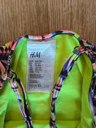 H&M badedragt med farverigt mønster – str. 146/152