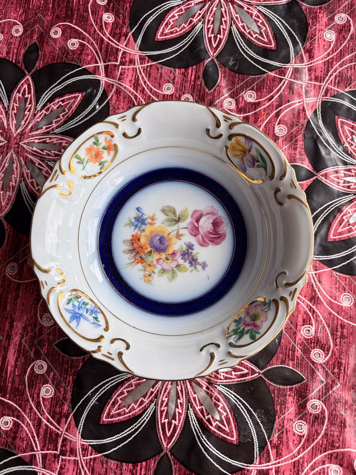 Porcelænsskål med blomster blå ring og gulddetaljer
