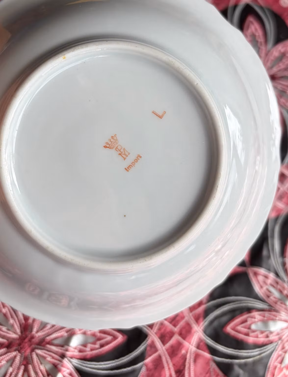 Stempel med krone og Import under skålen