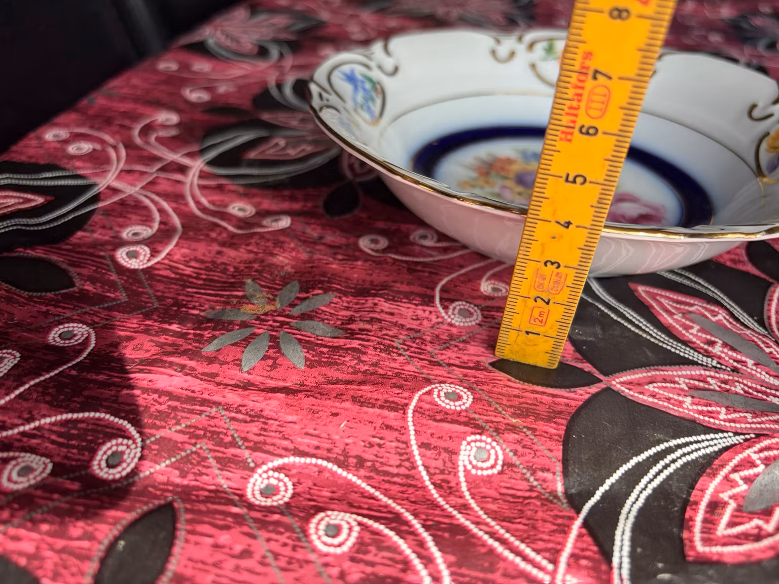 Skålens diameter vist med målebånd