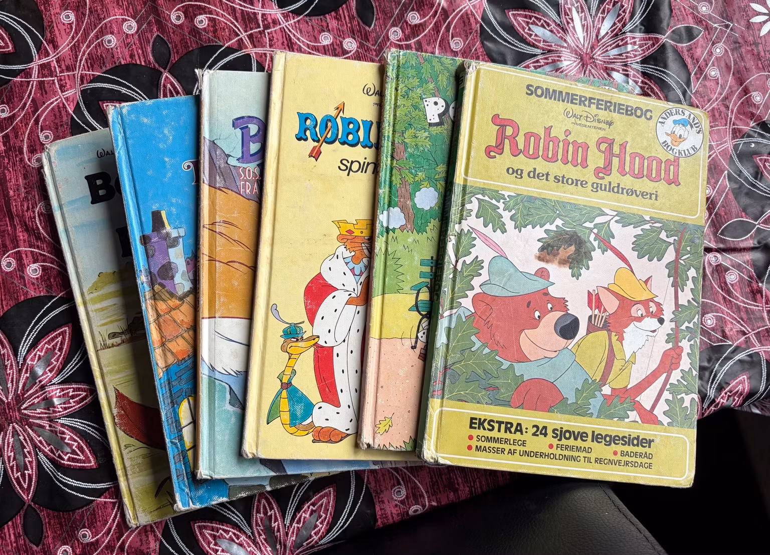 Forsider af seks Disney-bøger med Robin Hood, Pongo og Perle og Bernard og Bianca