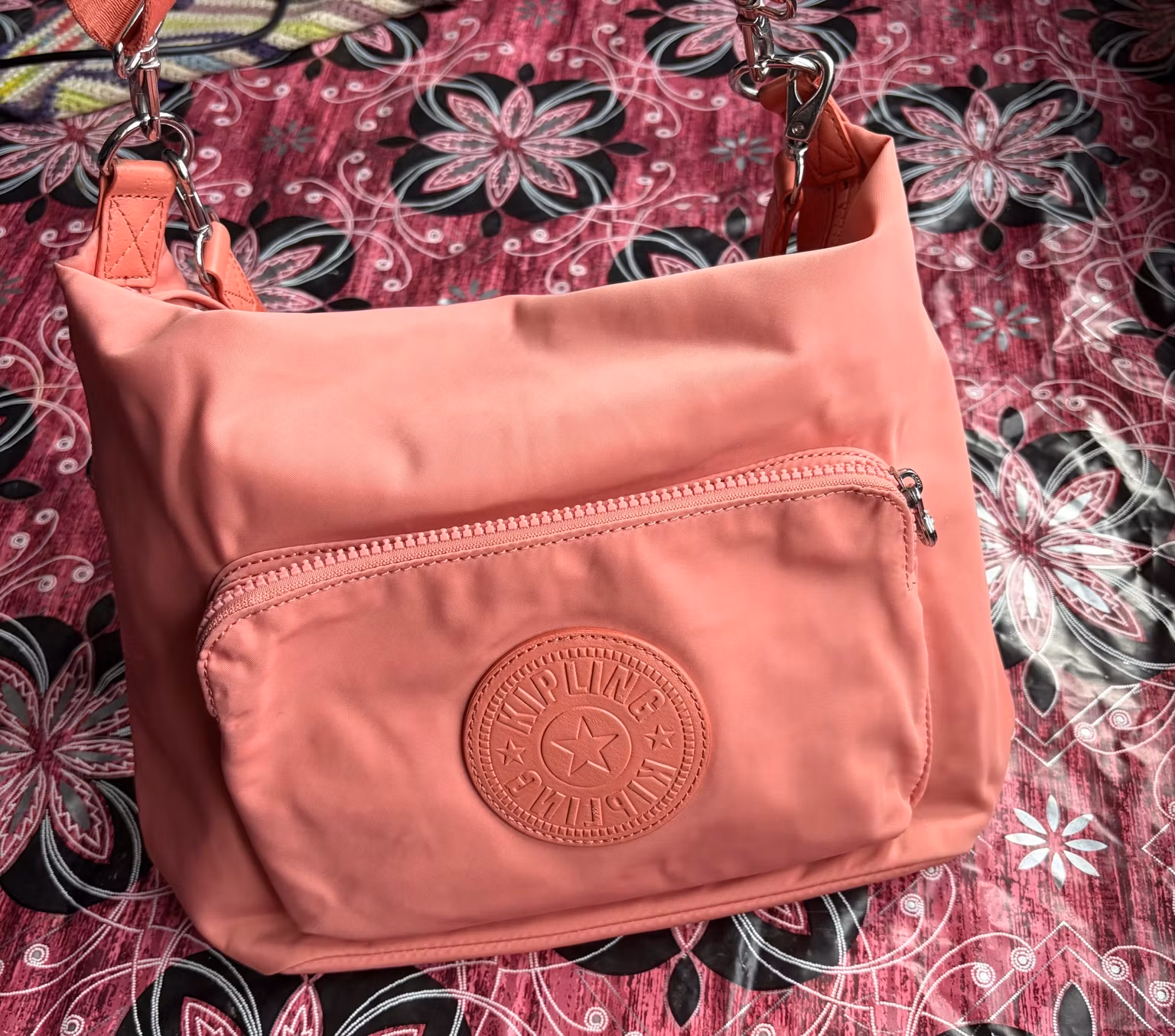 Kipling rosa skuldertaske med aftagelig rem – ca. 34 × 25 cm