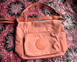 Kipling rosa skuldertaske med aftagelig rem – ca. 34 × 25 cm